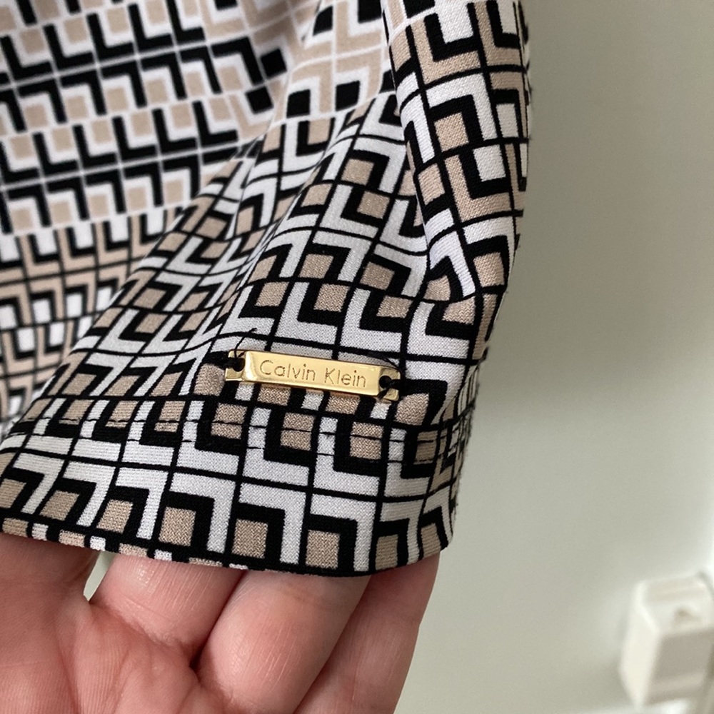 Calvin Klein Shell in Small - Picture 4 of 4